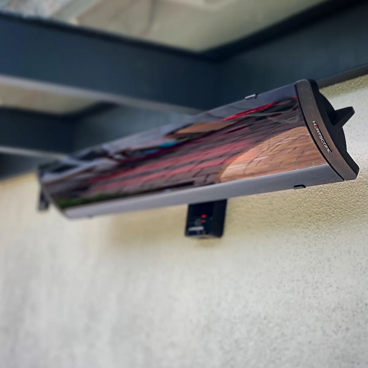 SmartBox HEATSCOPE zamontowany przy promienniku PURE