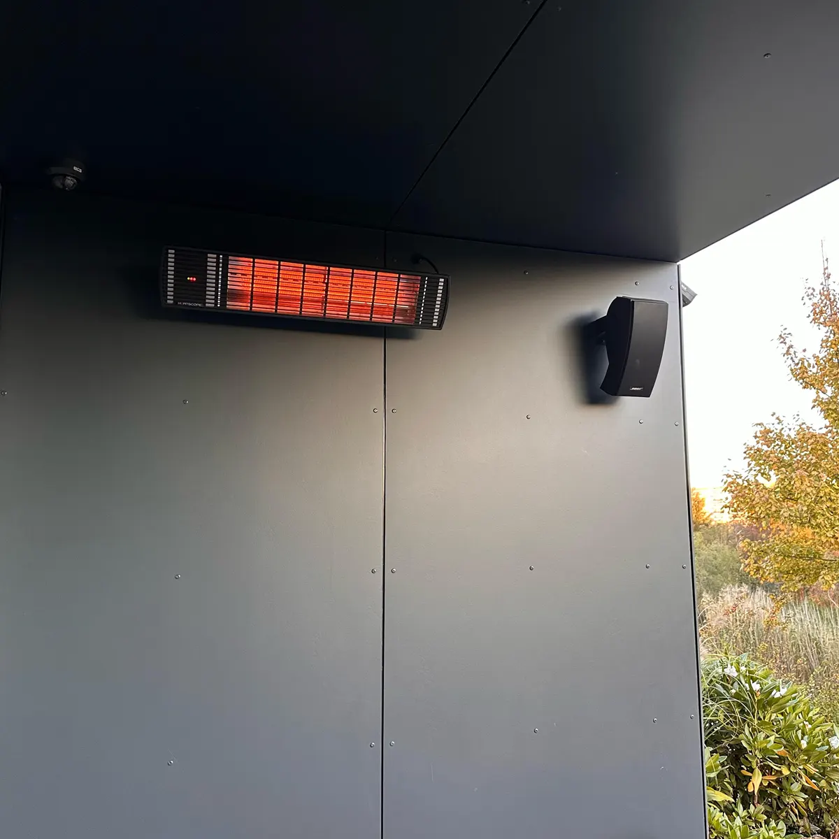 Promiennik HEATSCOPE zamontowany na ścianie zadaszonego balkonu