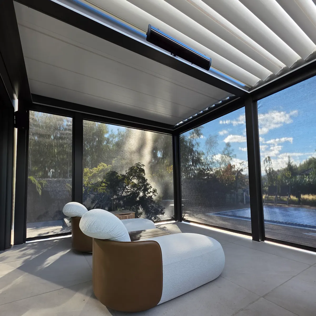 Promiennik HEATSCOPE zamontowany nad strefą wypoczynkową SPA