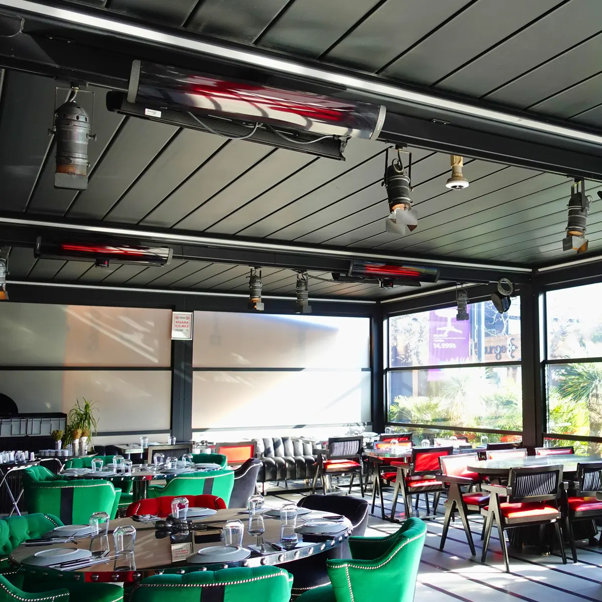 Promienniki HEATSCOPE zamontowane nad stolikami w restauracji