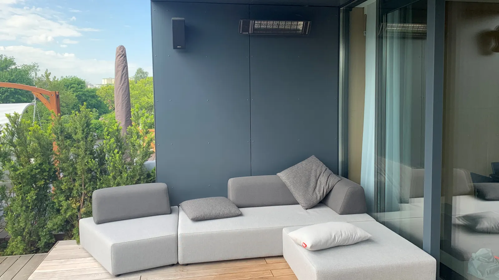 Promiennik HEATSCOPE zamontowany nad strefą wypoczynkową na balkonie