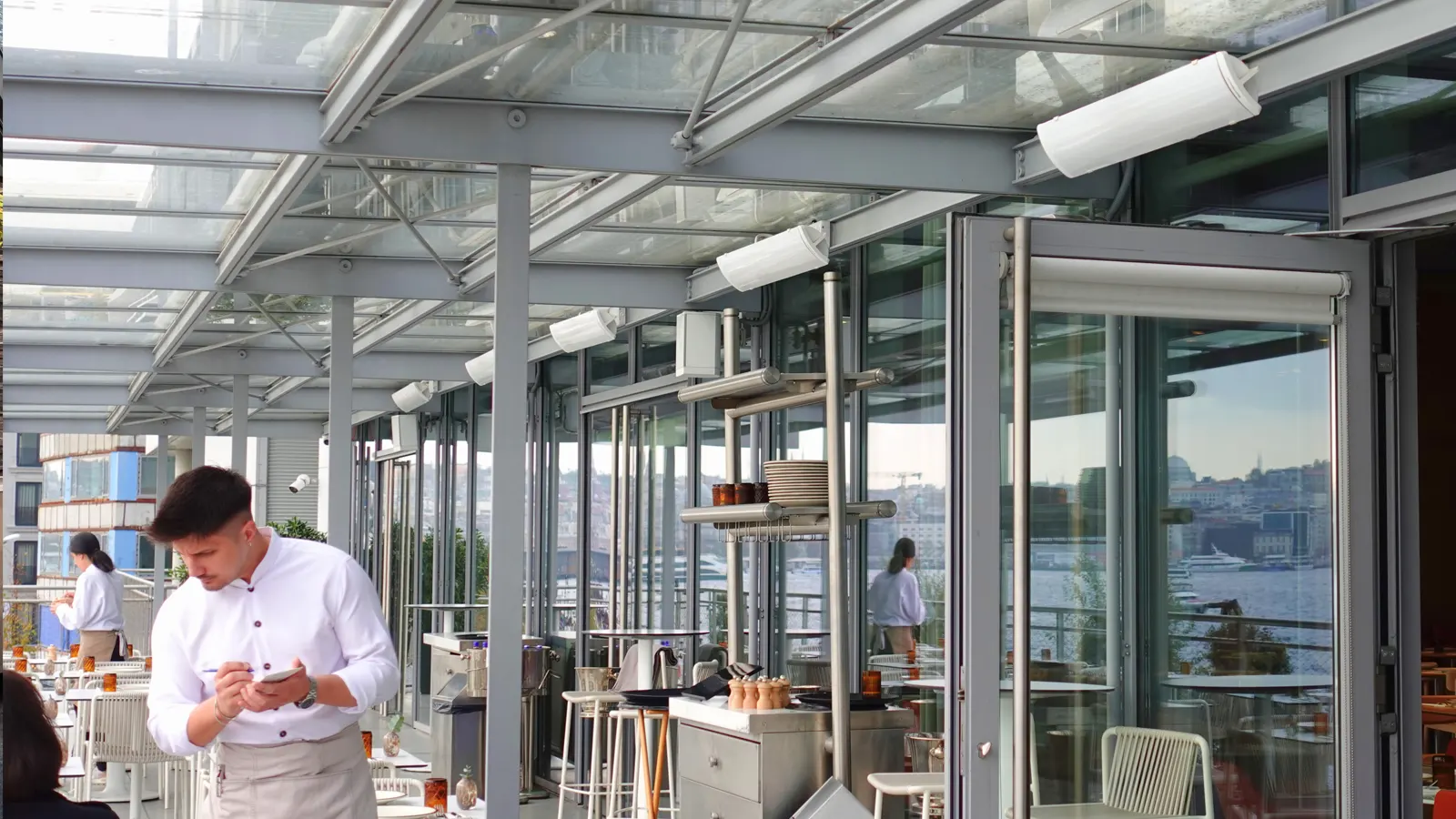 Promienniki HEATSCOPE nad stolikami w ogródku restauracyjnym